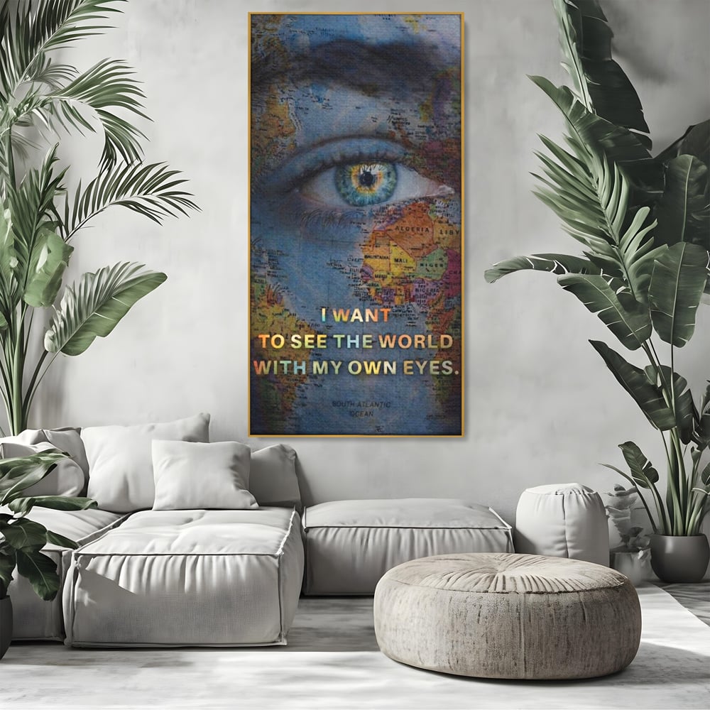 Tablou canvas cu tablou canvas cu ochi uman suprapus pe harta lumii, in rama de aluminiu auriu, pe perete intr-un living